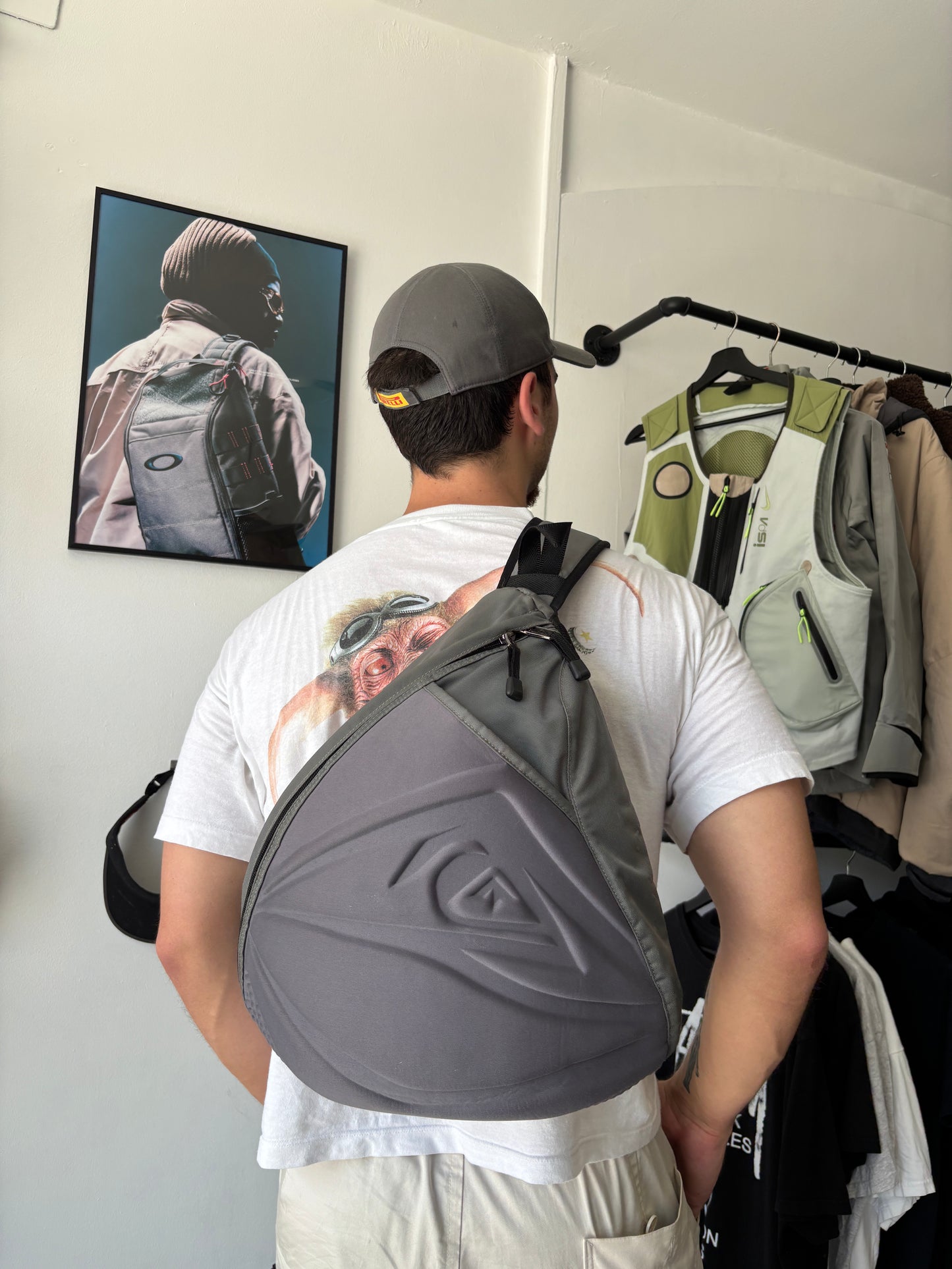 00'S QUIKSILVER HARD SHELL SLING BAG