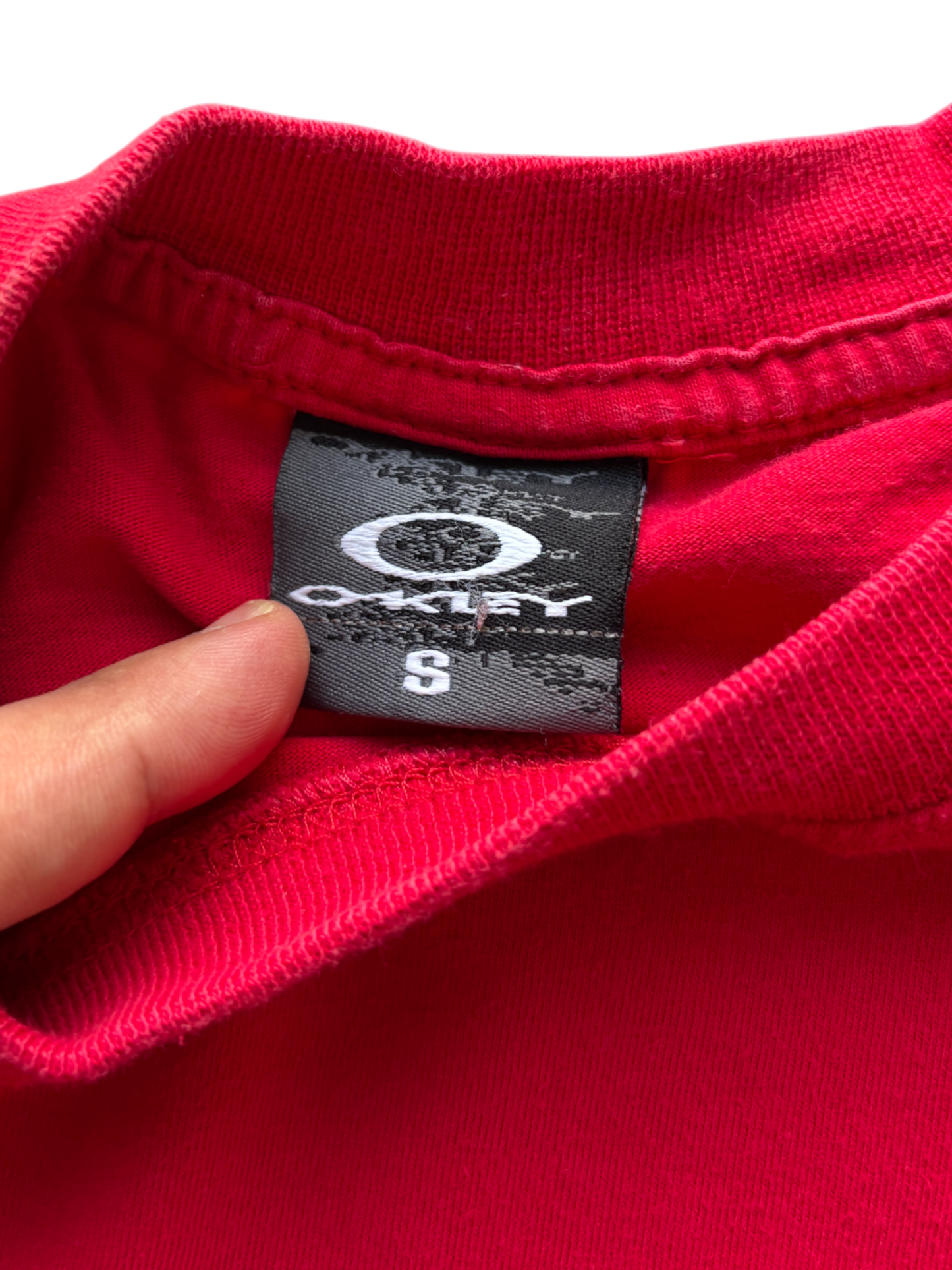 EARLY 00'S OAKLEY ICON / SPELL OUT RED GRAPHIC TEE