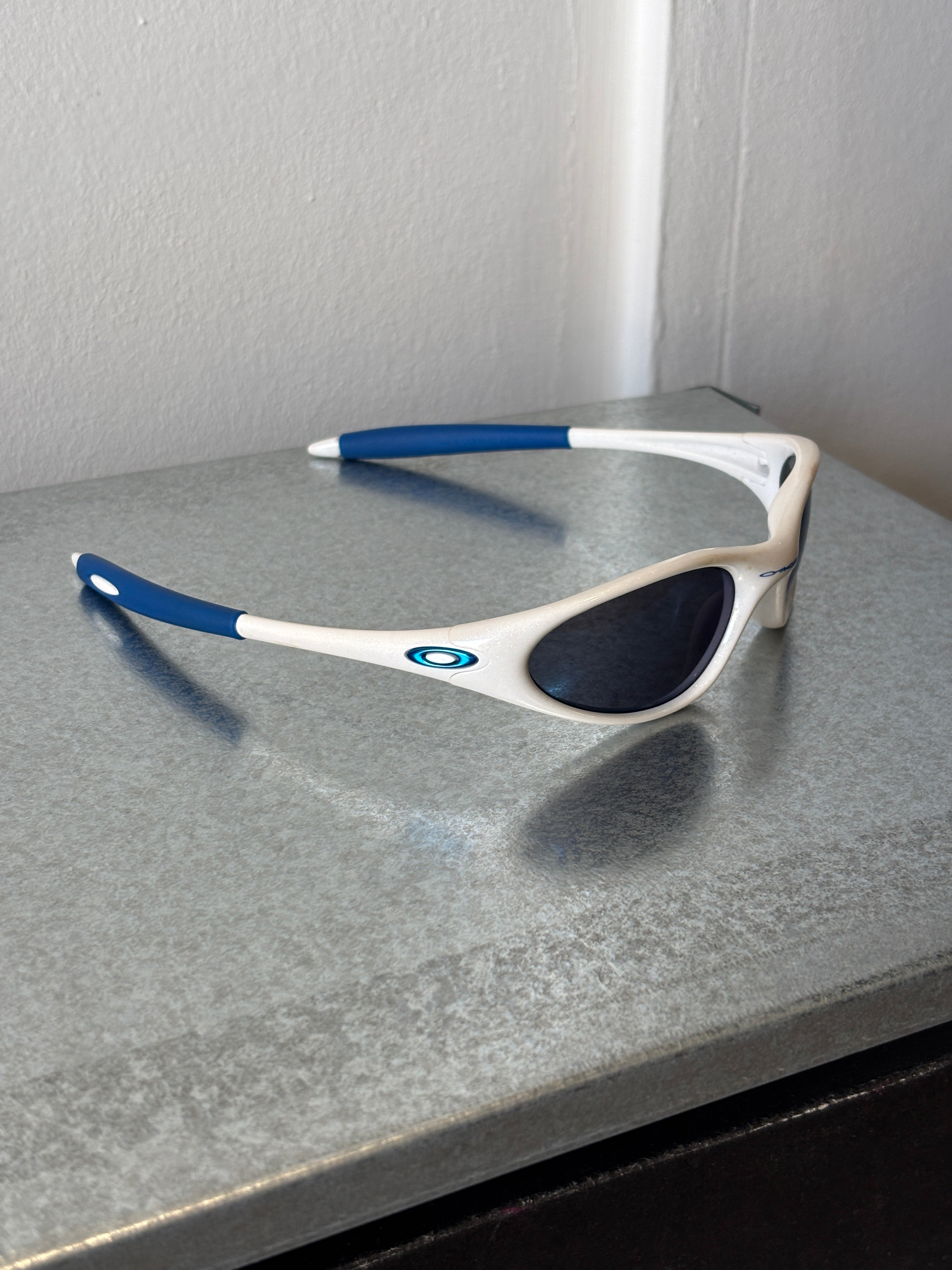 1999 Oakley Minute