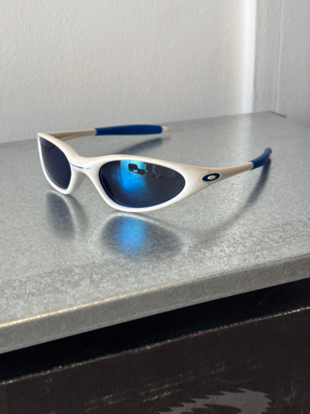 1999 Oakley Minute