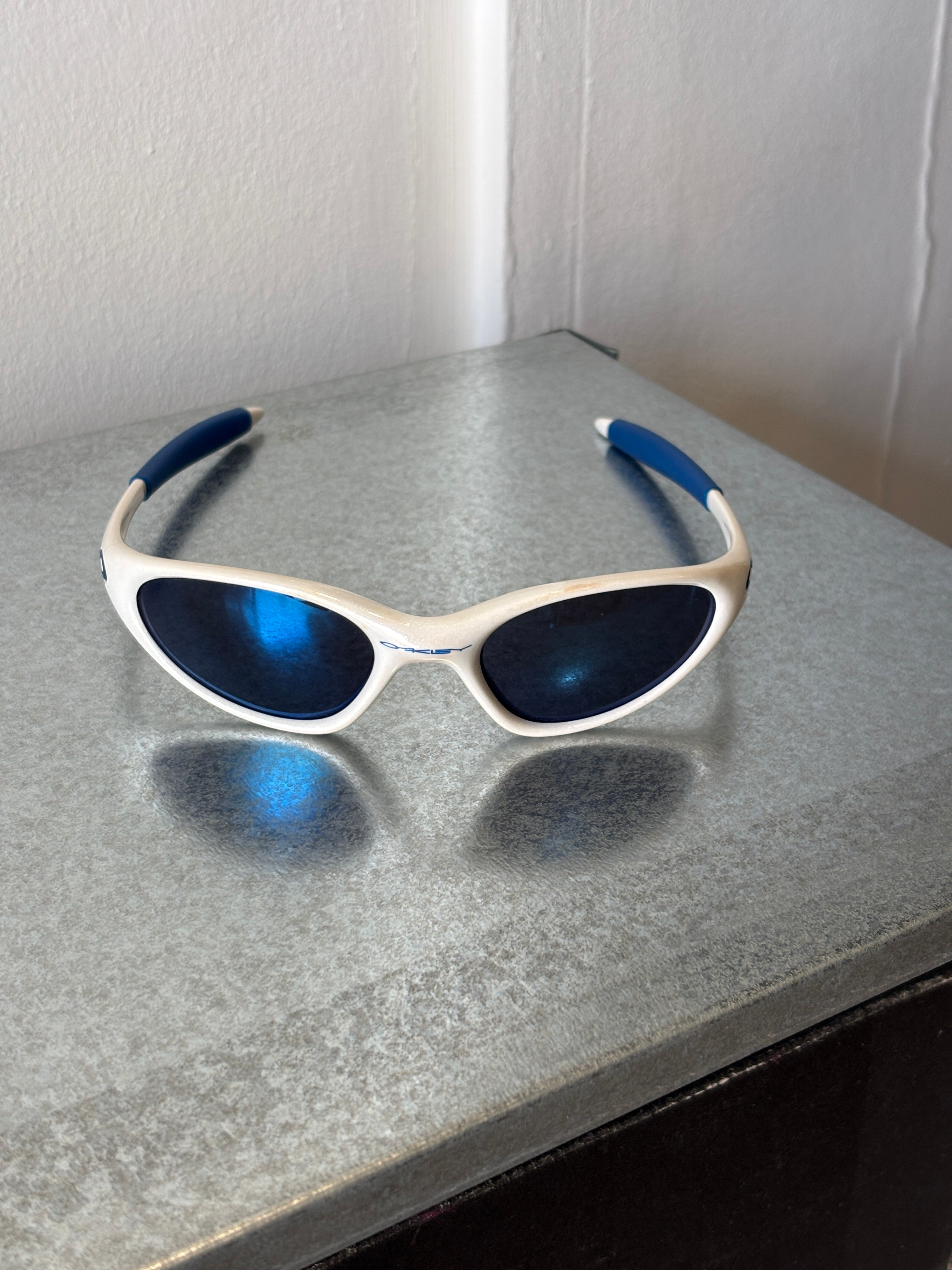 1999 Oakley Minute