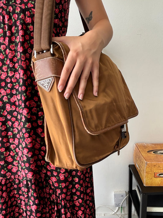 00'S PRADA NYLON MESSENGER BAG