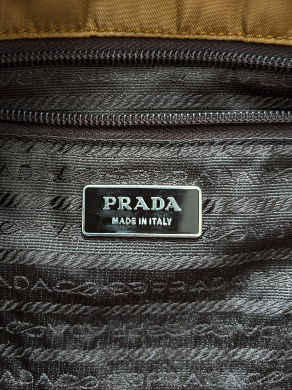 00'S PRADA NYLON MESSENGER BAG