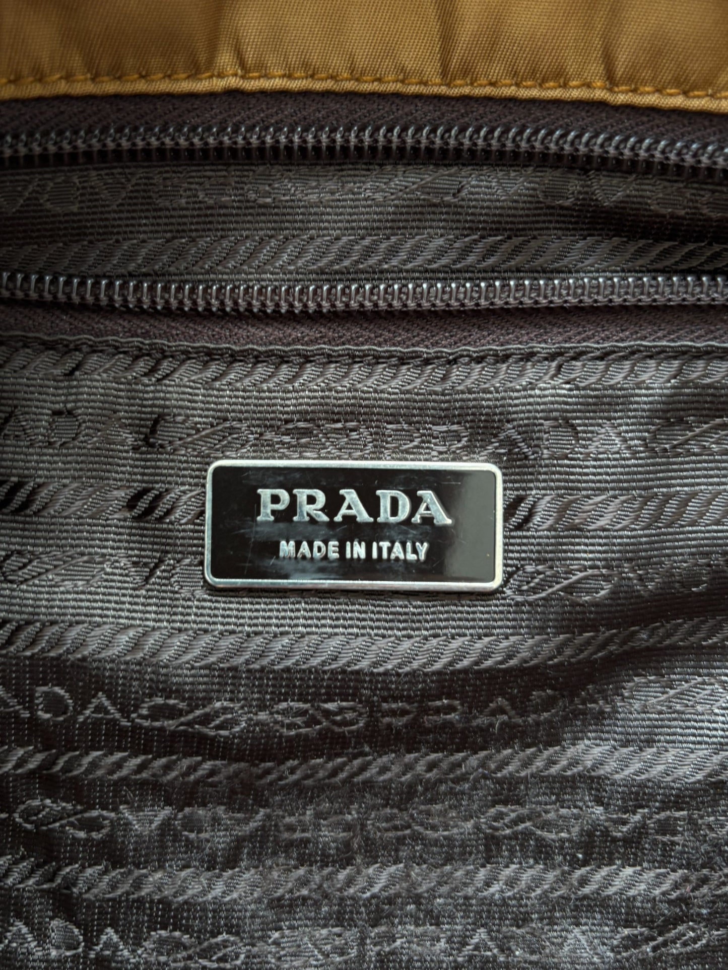 00'S PRADA NYLON MESSENGER BAG