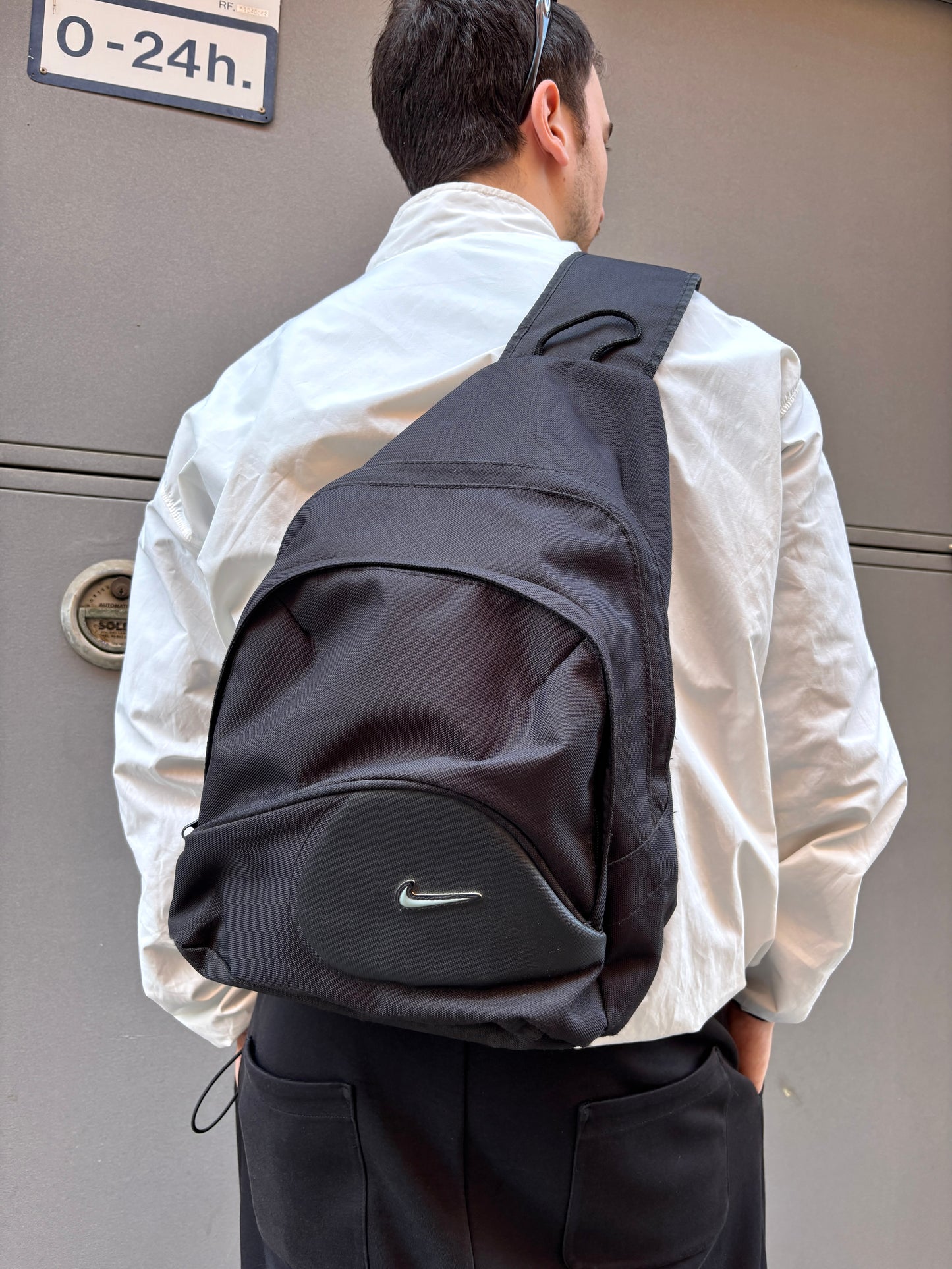90'S NIKE BLACK SLING BAG