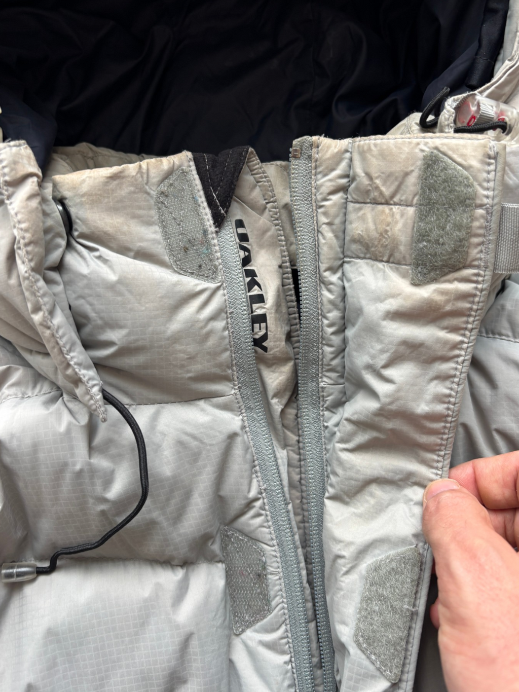 Early 2000's Oakley Light Grey Technical Puffer (M-L)