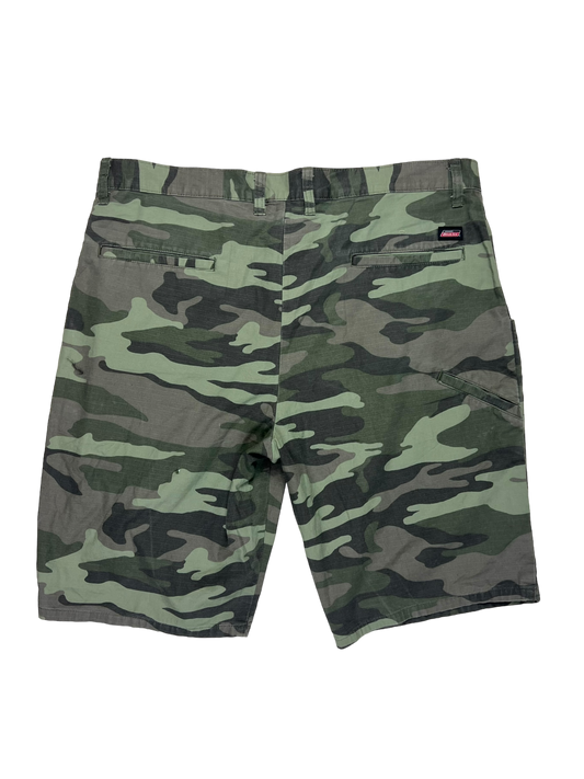 Dickies camo shorts - L